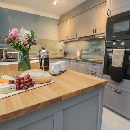 Newlands Apartment *